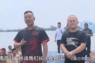 赛后冲突！杰克逊一人被埃弗顿多人团团围住，波切蒂诺赶来拉架